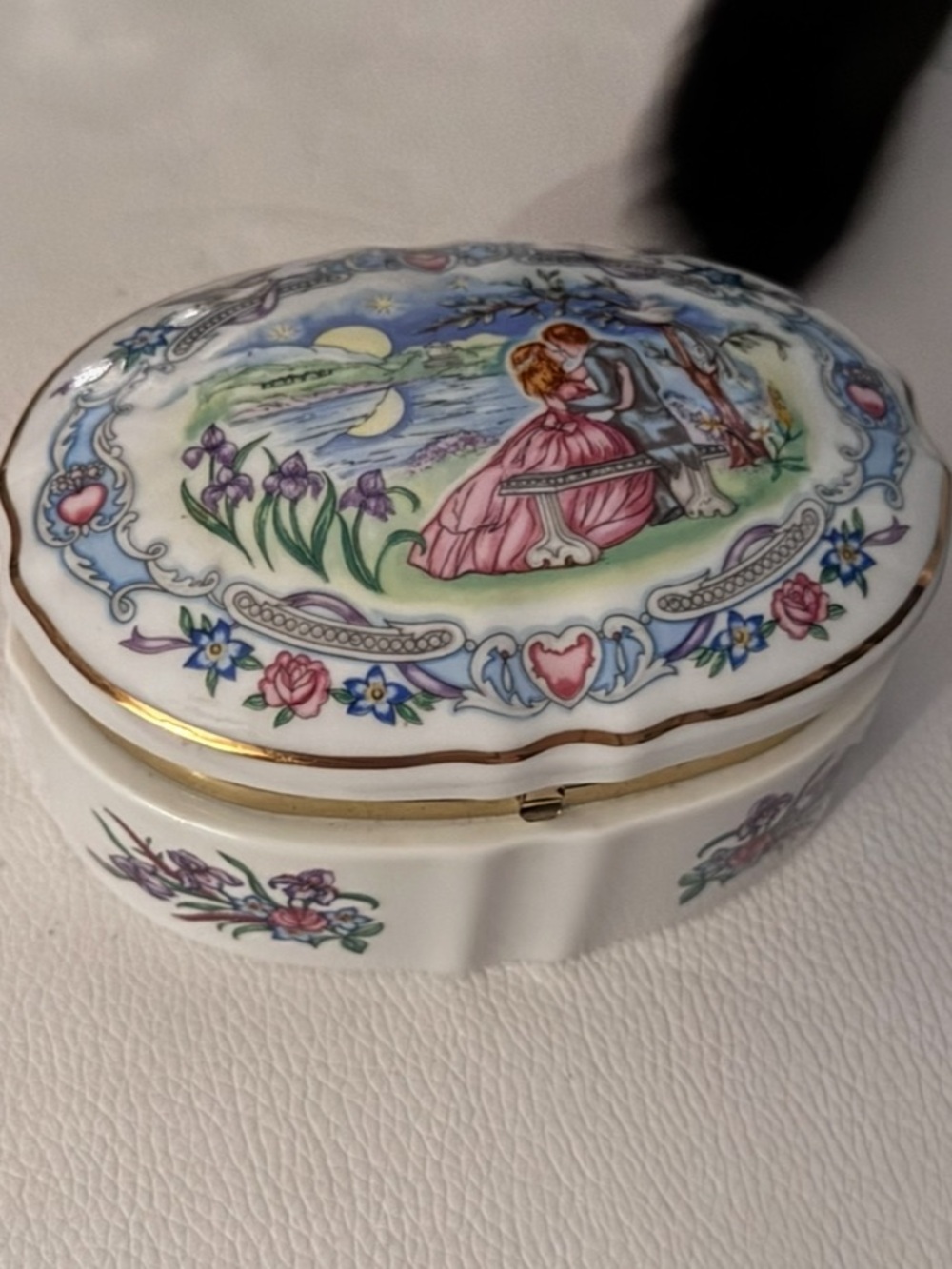 1989 Heritage House “Some Enchanted Evening" Valentine Serenades Music Box
